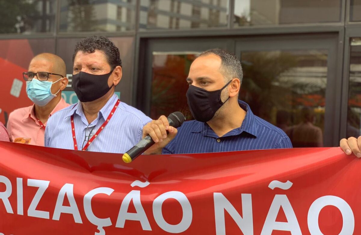 Augusto Vasconcelos denuncia Santander por exploração aos funcionários