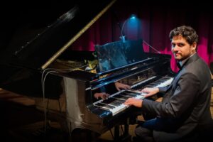 Projeto reúne pianista e 9 intérpretes em show com sucessos nacionais e internacionais