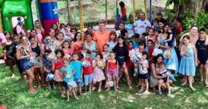 Felipe Ribeiro e Dilce Cândido proporcionam um dia incrível para crianças das comunidades da Serra de Maranguape