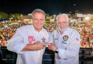 Rui Costa e Jaques Wagner durante ato político na Bahia