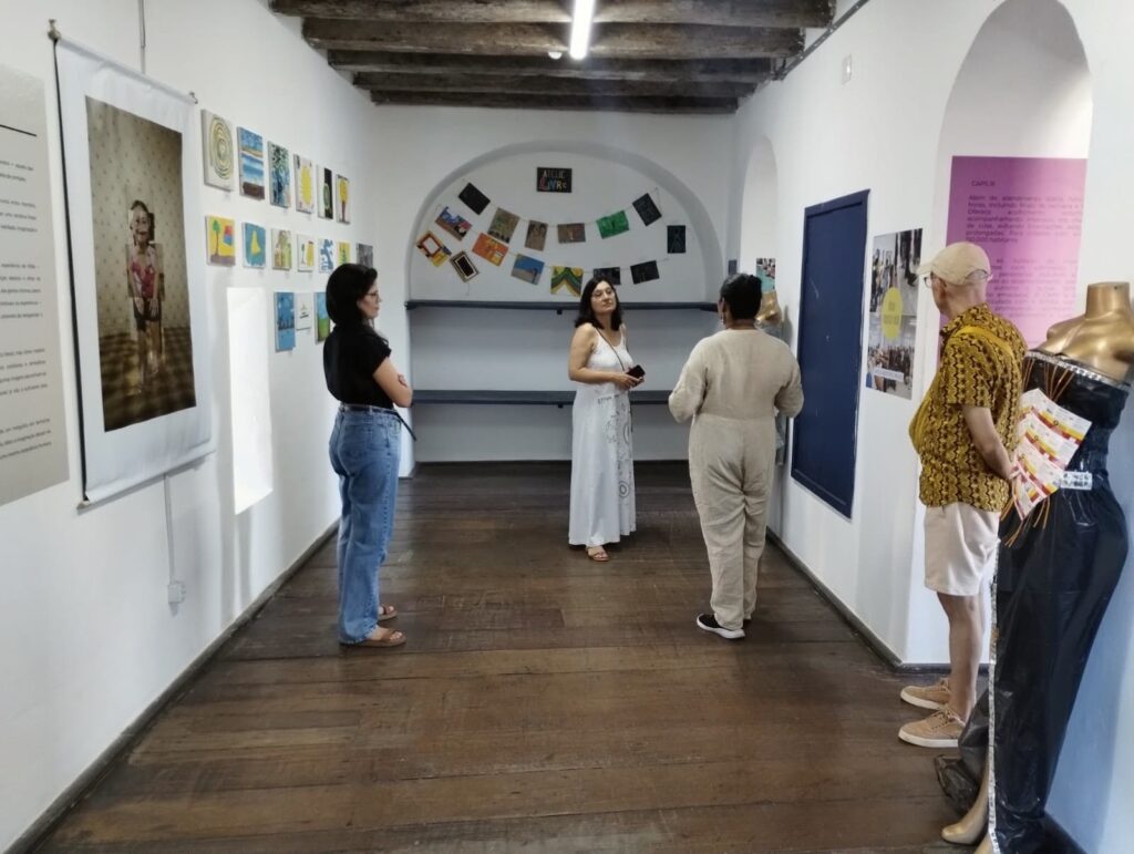 Visitantes observam obras da exposição "O Corpo Liberto" no Solar Ferrão, no Pelourinho, incluindo espaço interativo onde o público pode deixar mensagens e produzir arte.