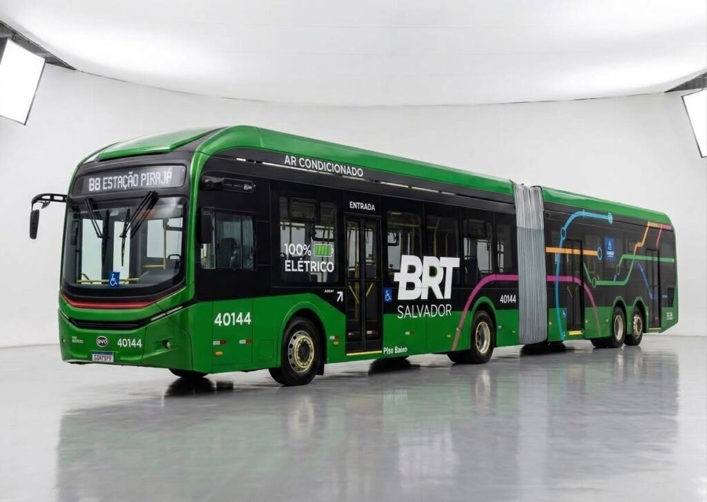 Ônibus elétrico articulado do BRT Salvador, utilizado para ilustrar a expansão do sistema de transporte público da capital baiana com novos veículos e futuras linhas.
