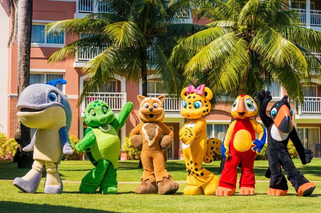 Família com crianças aproveita atividades recreativas e área de lazer do Sol Grand Premium, na Costa do Sauípe, durante programação especial do Dia das Crianças.