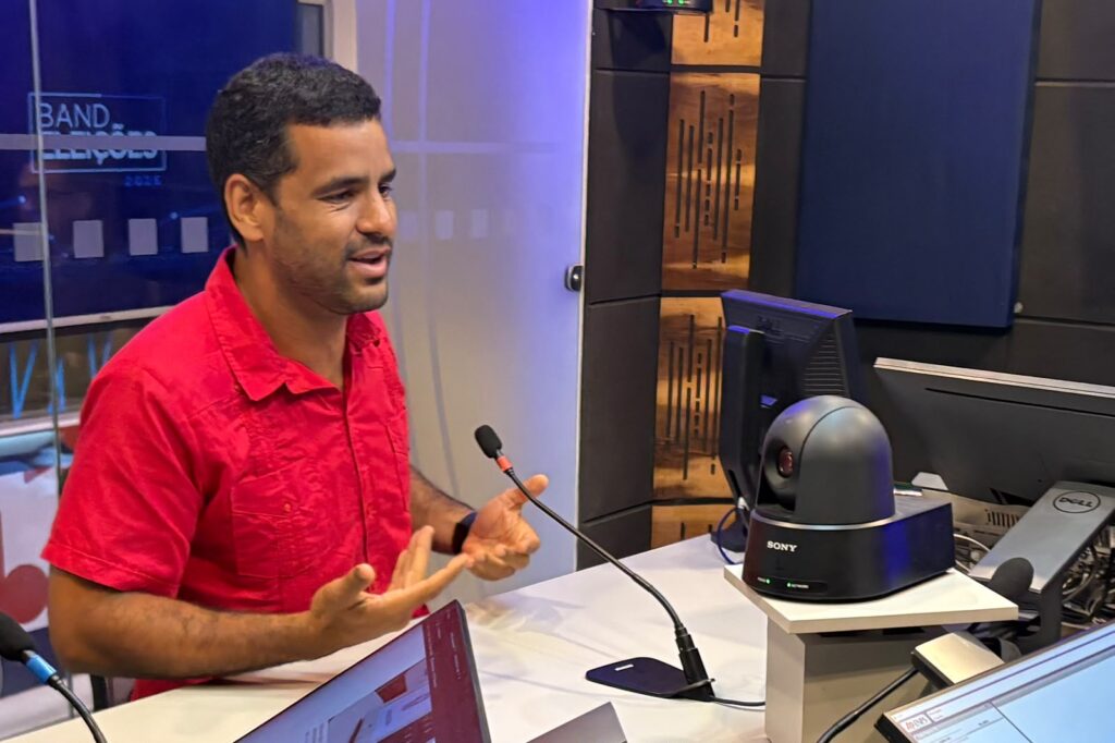 Tássio Brito durante entrevista após as eleições de 2026, comemorando a reeleição de Jerônimo Rodrigues e o crescimento da bancada do PT na Assembleia Legislativa da Bahia.
