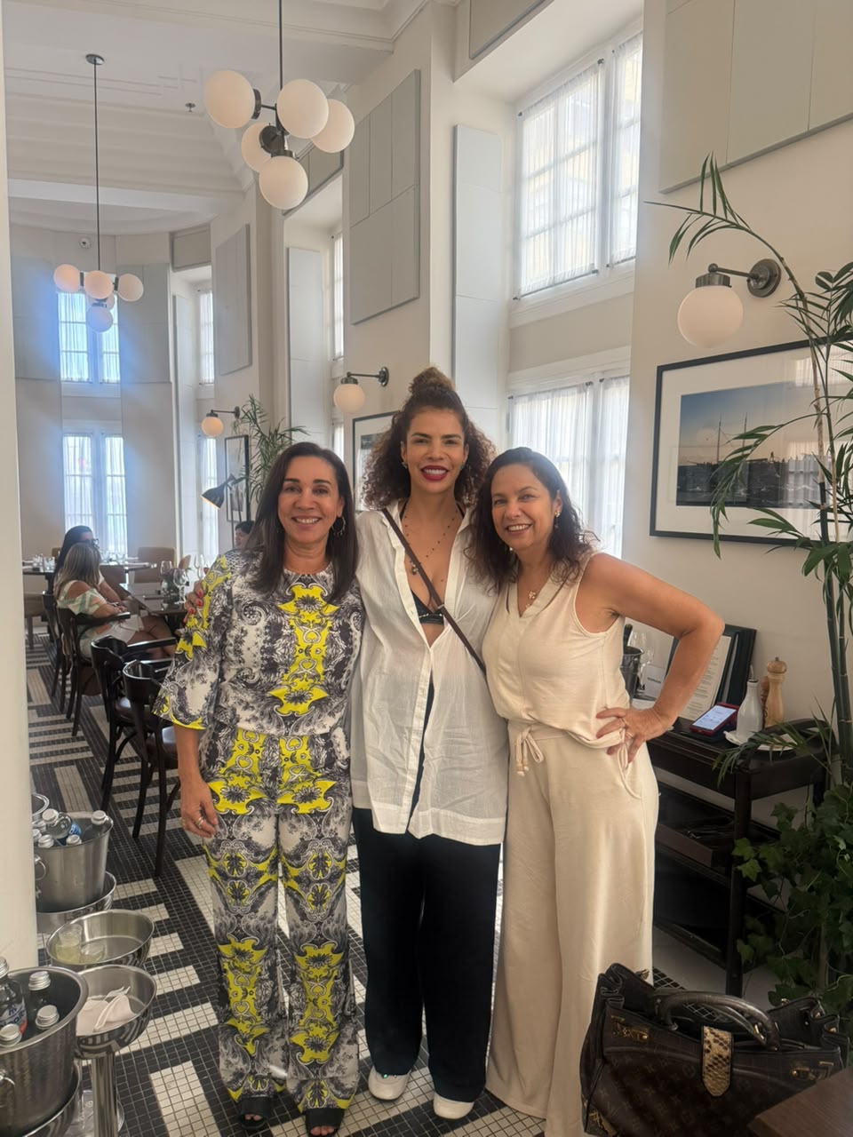 Vanessa da Mata posa ao lado de Lila Moraes e Ana Carla Furrer durante almoço no restaurante Arento, no Fera Palace Hotel, em Salvador.