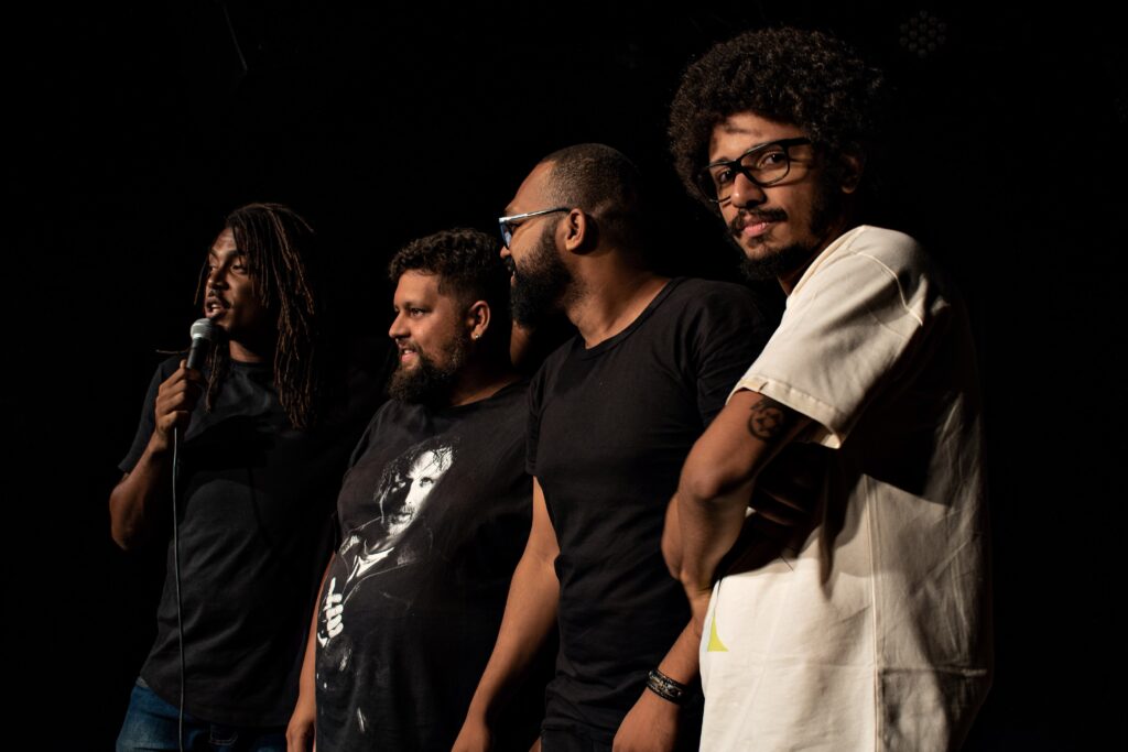 Os humoristas Jhordan Matheus, João Pimenta, Matheus Buente e Tiago Banha posam juntos para divulgação do espetáculo Vatapá Comedy Club.
