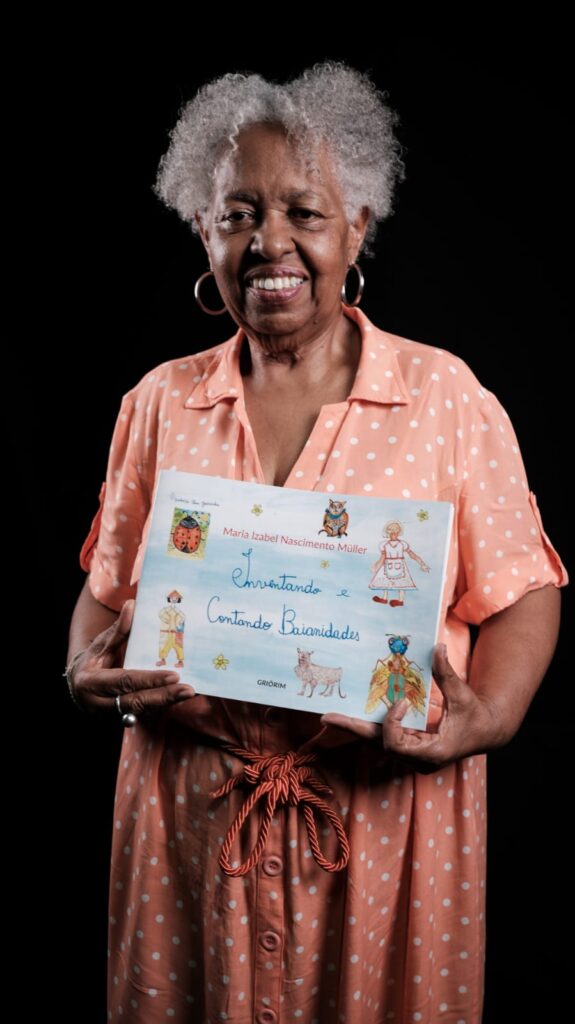 A escritora Maria Izabel apresenta suas obras de literatura infantil voltadas à valorização da cultura baiana, da Chapada Diamantina e da ancestralidade nordestina.