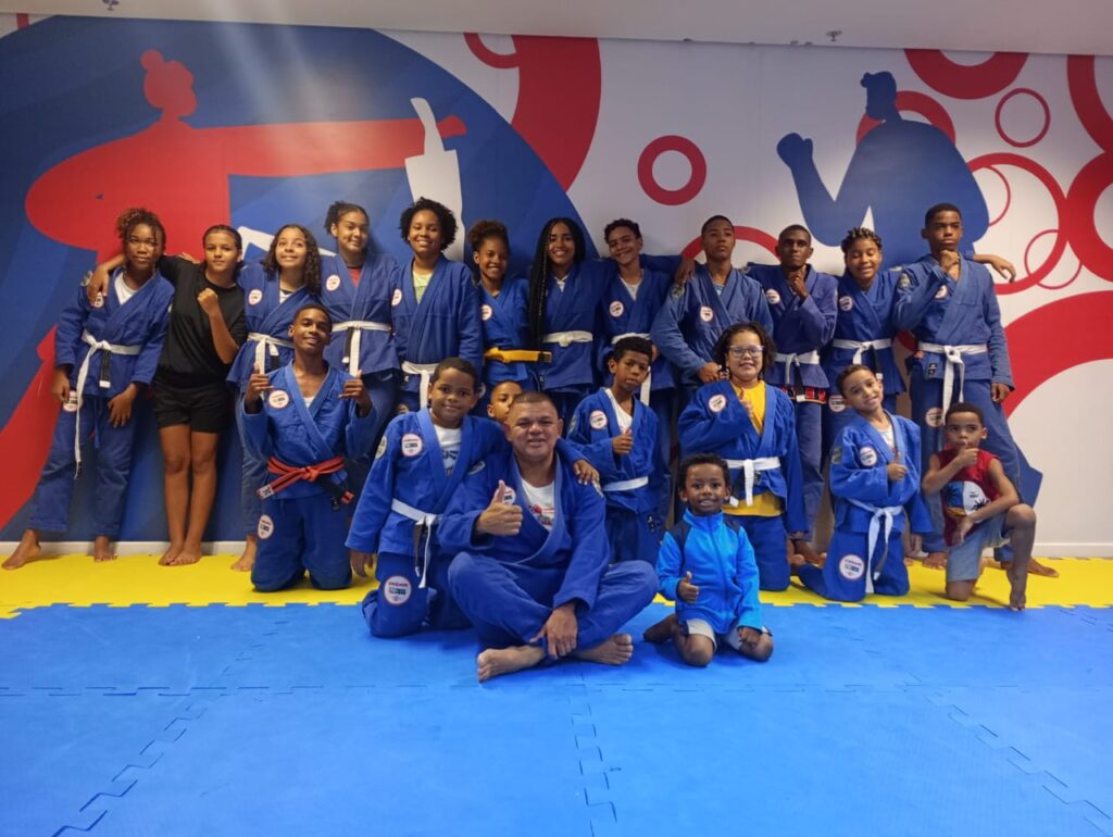 Moradores participam de atividade do programa Vizinhos da Arena, iniciativa social da Arena Fonte Nova voltada às comunidades do entorno em Salvador.