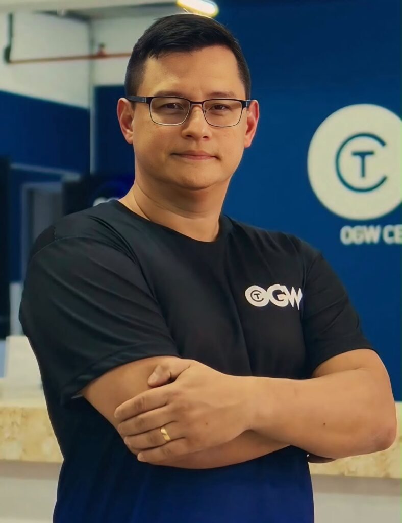 Participantes praticam modalidades esportivas durante festival gratuito realizado pelo CT OGW na Barra, em Salvador.