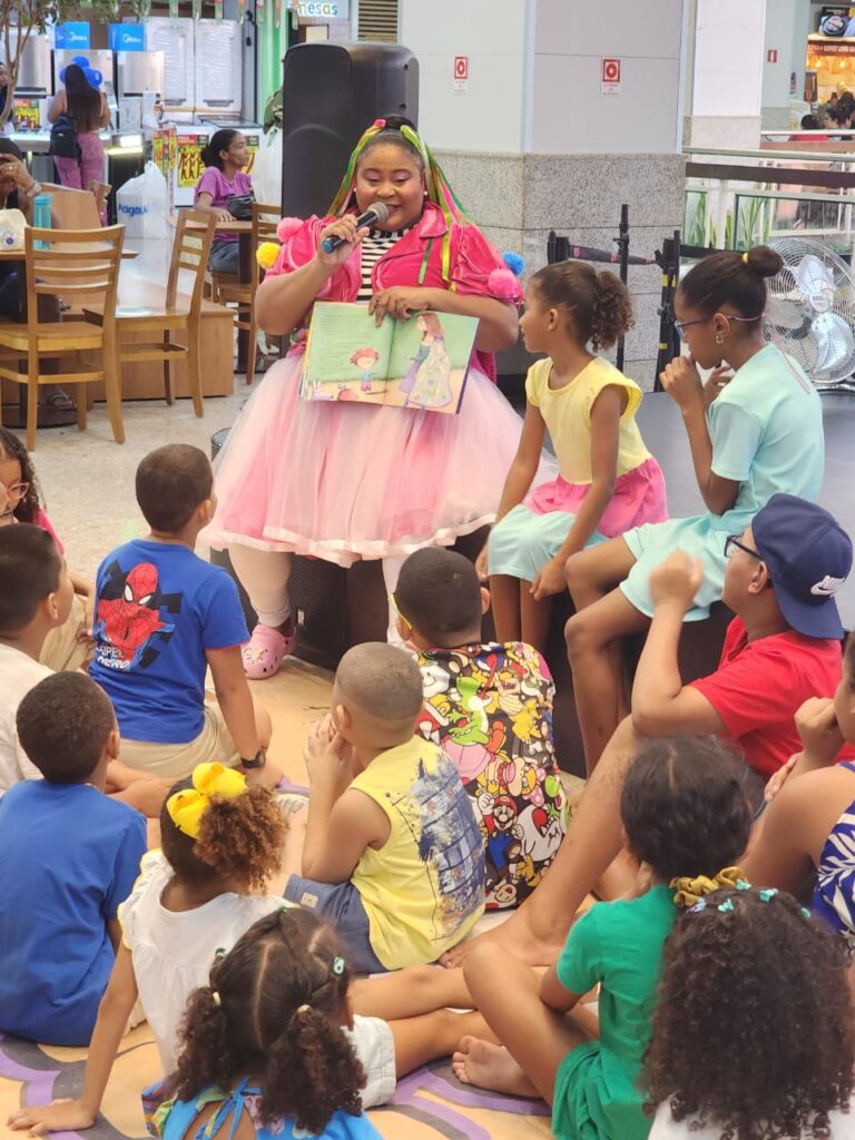 Tia Leide participa de atividade recreativa com crianças durante programação especial do Mês das Crianças no Shopping Piedade, em Salvador.