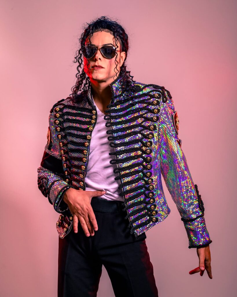 Rodrigo Teaser caracterizado como Michael Jackson durante apresentação do espetáculo Michael Mania – Tributo ao Rei do Pop.