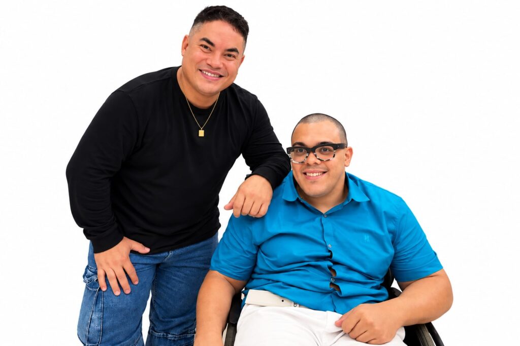 Dia da Pessoa com Deficiência Física destaca inclusão, acessibilidade e combate ao capacitismo, com reflexões dos jornalistas Fabio Almeida e Jacson Gonçalves.