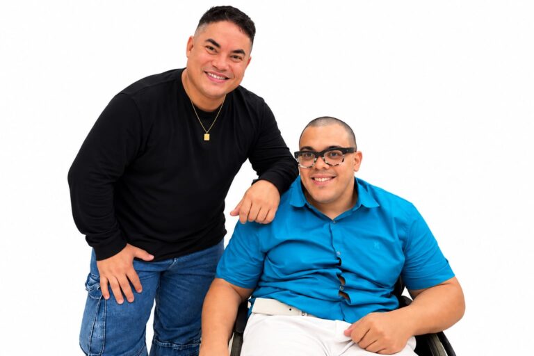 Dia da Pessoa com Deficiência Física destaca inclusão, acessibilidade e combate ao capacitismo, com reflexões dos jornalistas Fabio Almeida e Jacson Gonçalves.
