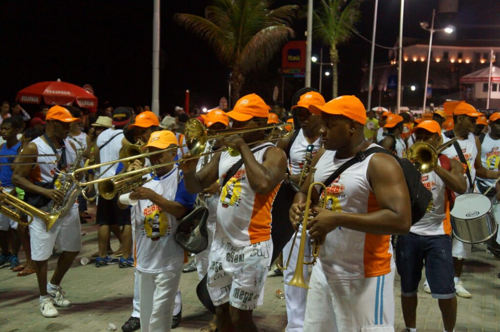 Bloco de fanfarra Quero+ anuncia desfile no Carnaval de Salvador 2027, no Circuito Sérgio Bezerra, entre o Farol da Barra e o Morro do Cristo.