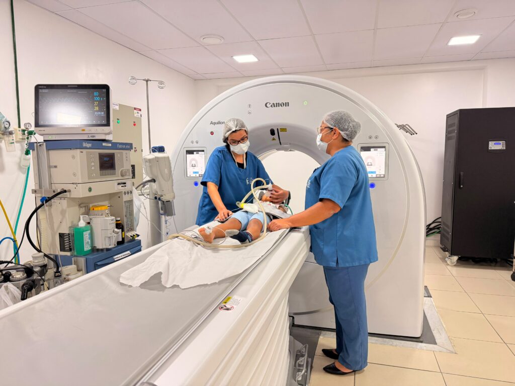  Tomógrafo de última geração adquirido pelo Hospital Martagão Gesteira para realização de exames e diagnósticos em crianças e adolescentes.