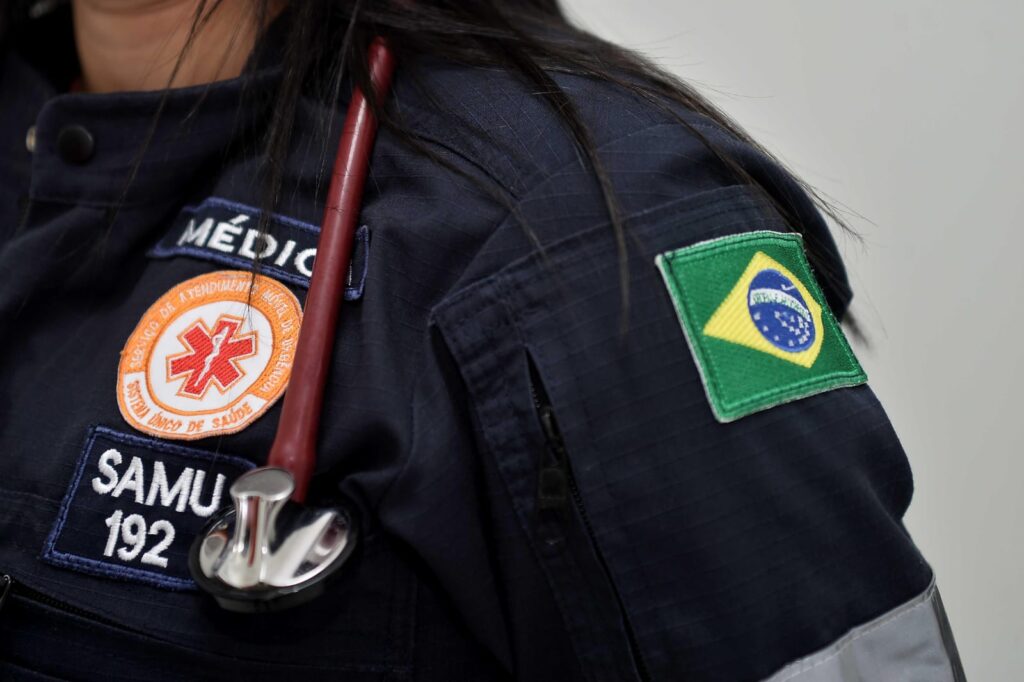 Equipe do Samu de Salvador atua no atendimento de urgência e emergência; serviço telefônico pelo número 192 terá interrupções temporárias durante a madrugada.
