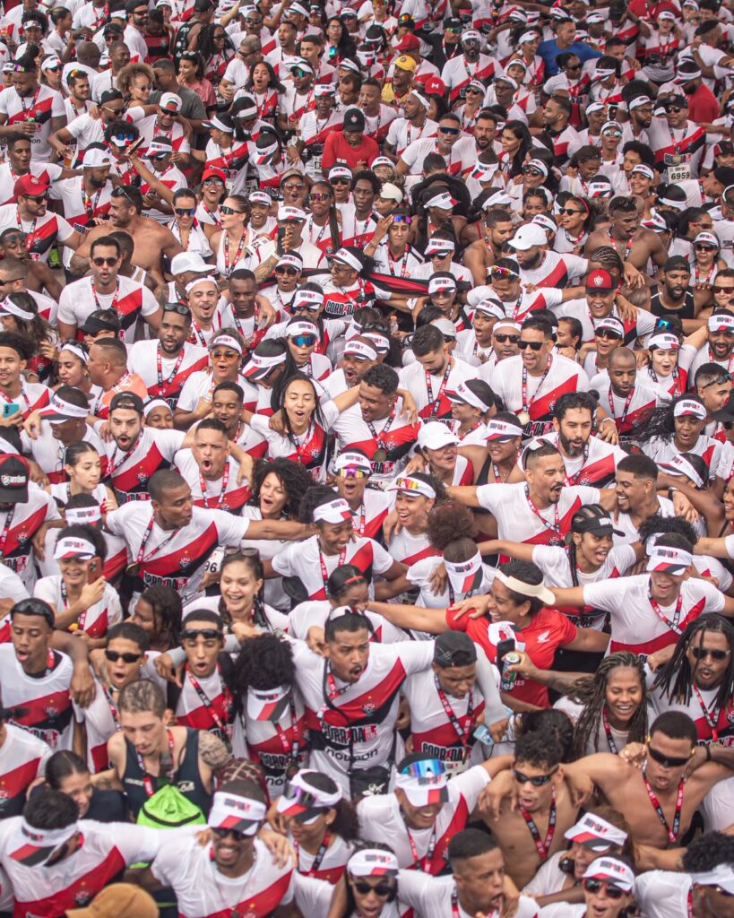 Quinta edição da Corrida do Leão reúne participantes e torcedores do Esporte Clube Vitória na Orla de Patamares, em Salvador.