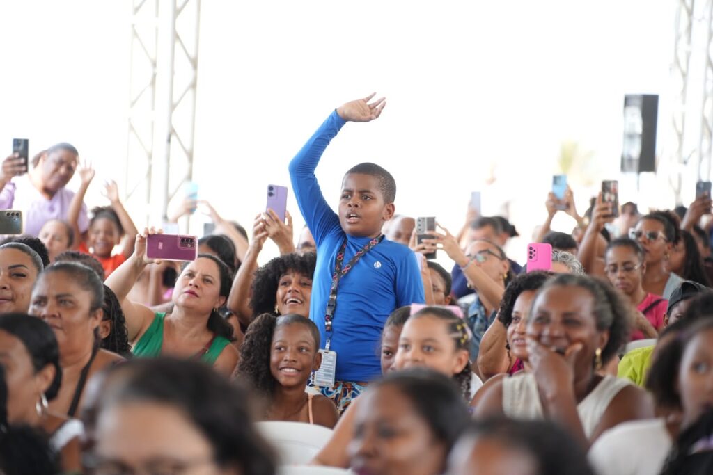 Alunos da Arena Aquática Salvador participam da entrega de kits de natação durante abertura do ciclo 2026–2027, na Pituba.