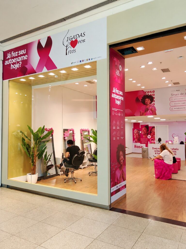 Campanha Ligadas por Fios no Salvador Shopping arrecada cabelos, lenços e turbantes para pacientes em tratamento oncológico durante o Outubro Rosa.