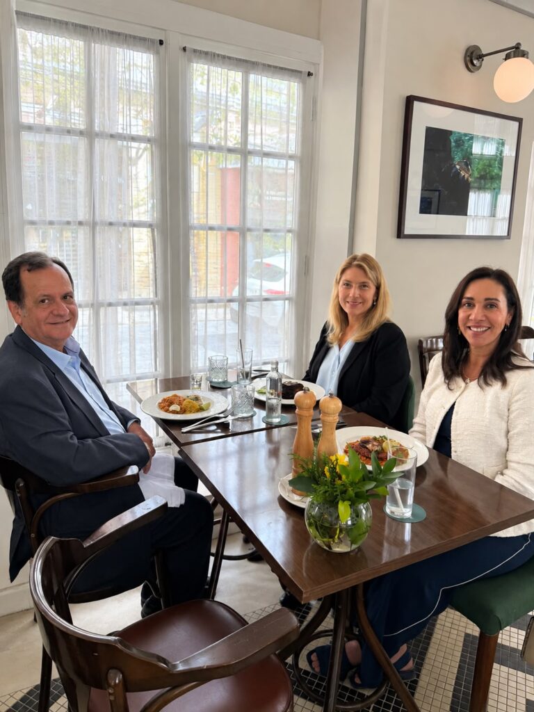Embaixadora da Suécia no Brasil, Karin Wallensteen, durante visita ao restaurante Arento, no Fera Palace Hotel, em Salvador, com o chef Peu Mesquita e convidados.