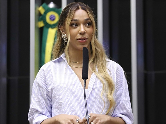 Deputada federal Erika Hilton, participante do Samba da Democracia, evento político e cultural programado para 21 de outubro em Salvador.