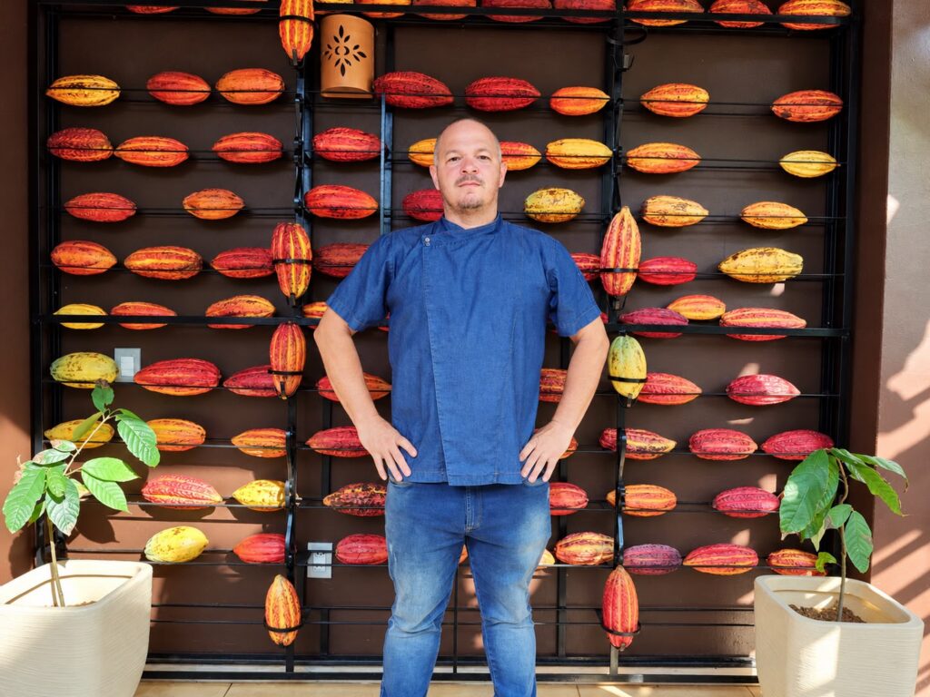 Gastronomia do Nibs Restaurant, no Chocolate Hotel, em Itacaré, que apresenta novo cardápio assinado pelo chef Júnior França com preparações à base de cacau e chocolate.