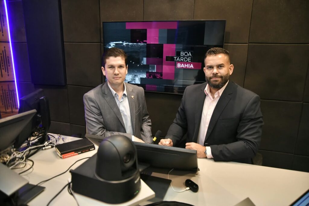 Band Bahia anuncia transmissão especial ao vivo da apuração do segundo turno das Eleições 2026, com apresentação de Victor Pinto e Luís Filipe Veloso.