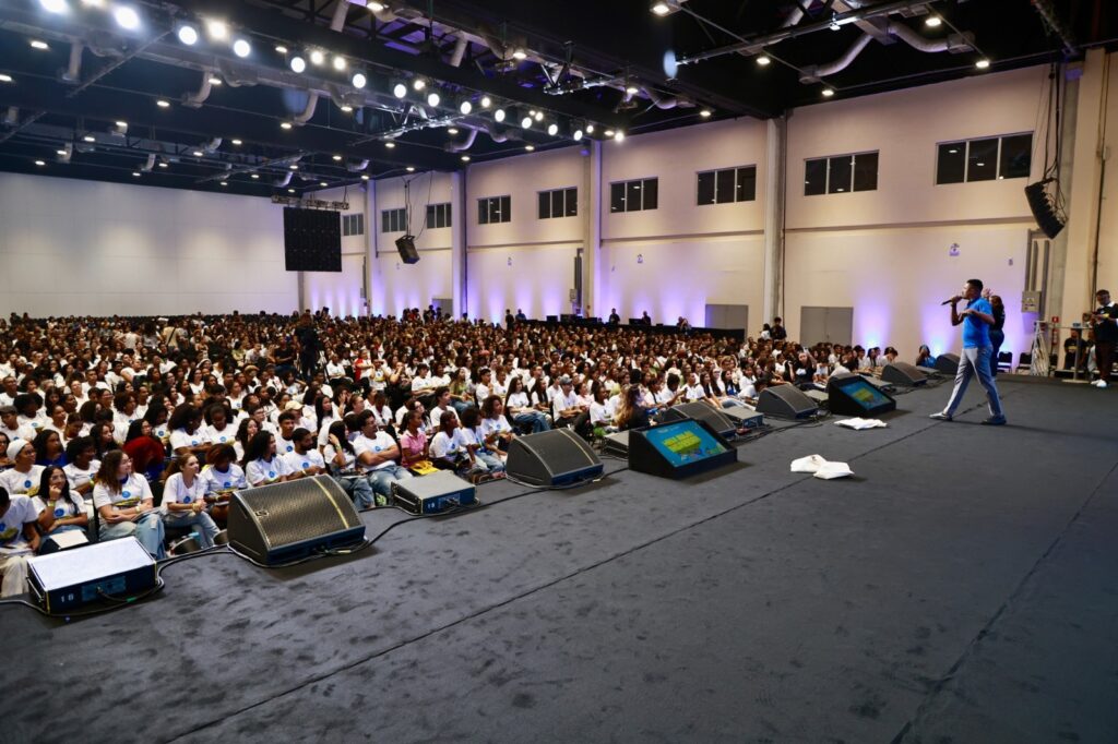 Estudantes participam do Mega Aulão IngreSSAr 2026, promovido pela Prefeitura de Salvador no Centro de Convenções, na Boca do Rio.