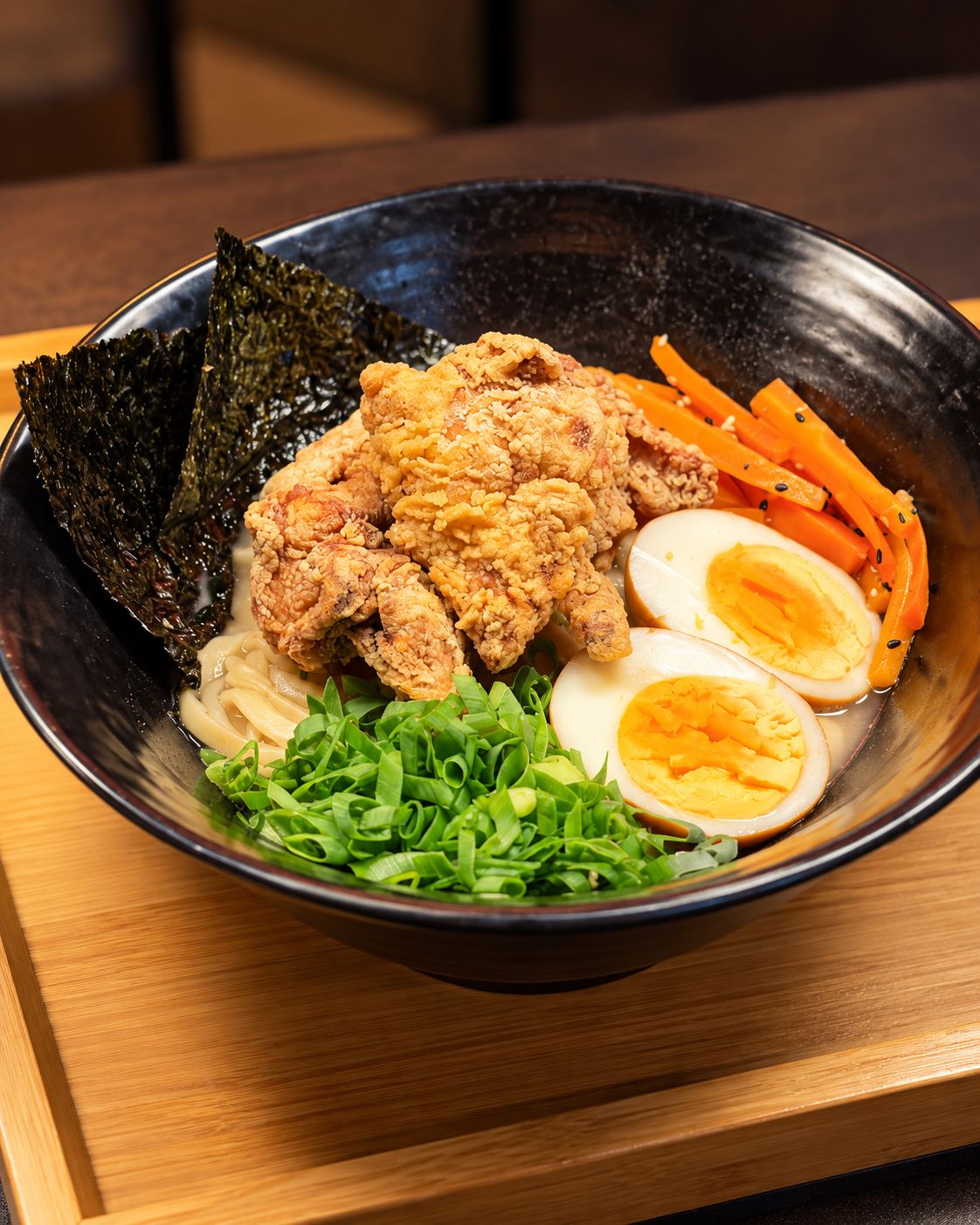 Shio Karaage do Ainá Lamen, preparado com frango frito, massa udon, cenoura, cebolinha, óleo de gergelim e ovo ajitama, integra o menu do Salvador Restaurant Week.