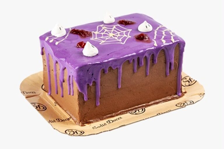 Bolo Doce Feitiço da Sodiê Doces, com massa de chocolate, recheios de mousse e brigadeiro e cobertura roxa decorada para o Halloween.