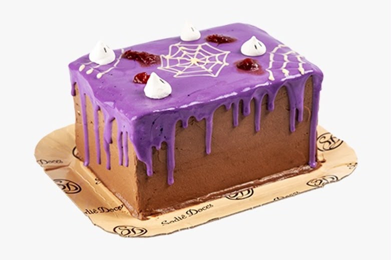 Bolo Doce Feitiço da Sodiê Doces, com massa de chocolate, recheios de mousse e brigadeiro e cobertura roxa decorada para o Halloween.