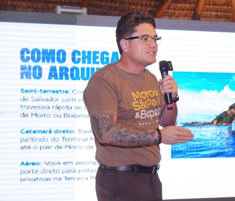 Jackson Fernandes, da ACEC, e Alexandre Pereira, da IBDTUR, apresentam estratégias de inovação turística de Morro de São Paulo e Boipeba durante o BTM 2026, em Fortaleza.