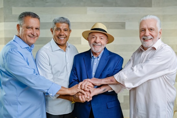 Jerônimo Rodrigues, Jaques Wagner e Lula durante agenda política, simbolizando a mobilização do grupo para a campanha do segundo turno das eleições de 2026.