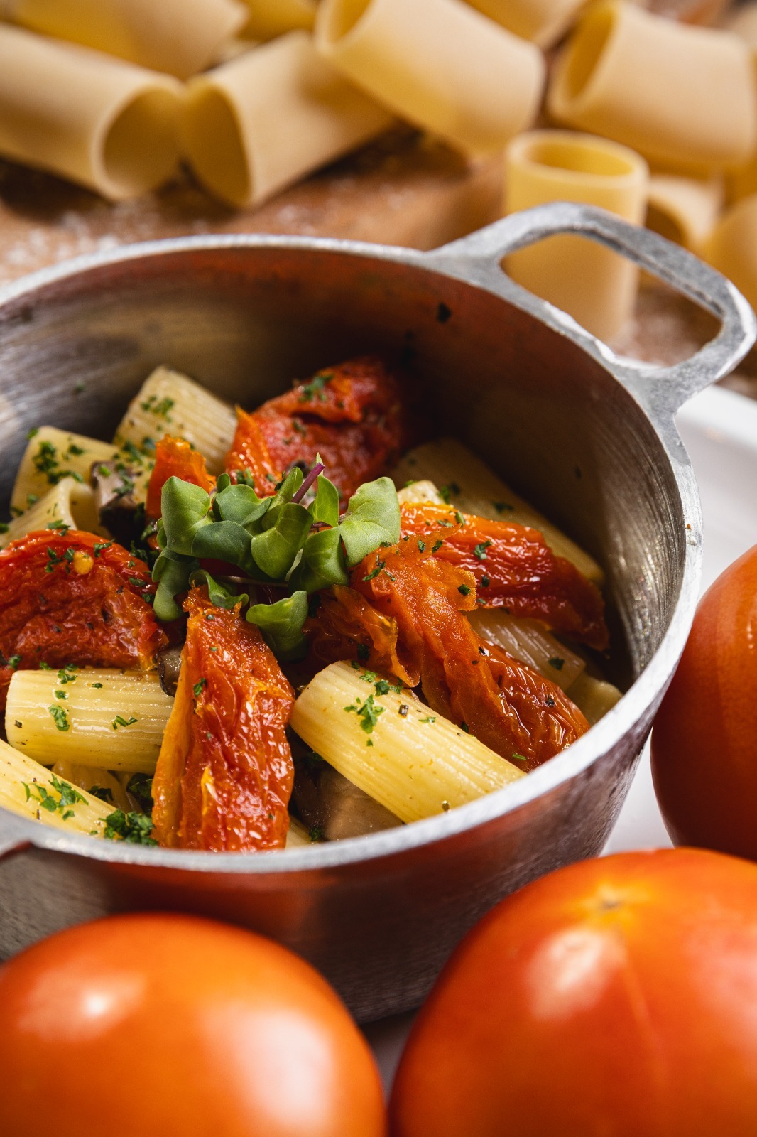 Mezze rigatoni com cogumelos e tomate seco (Casarìa)