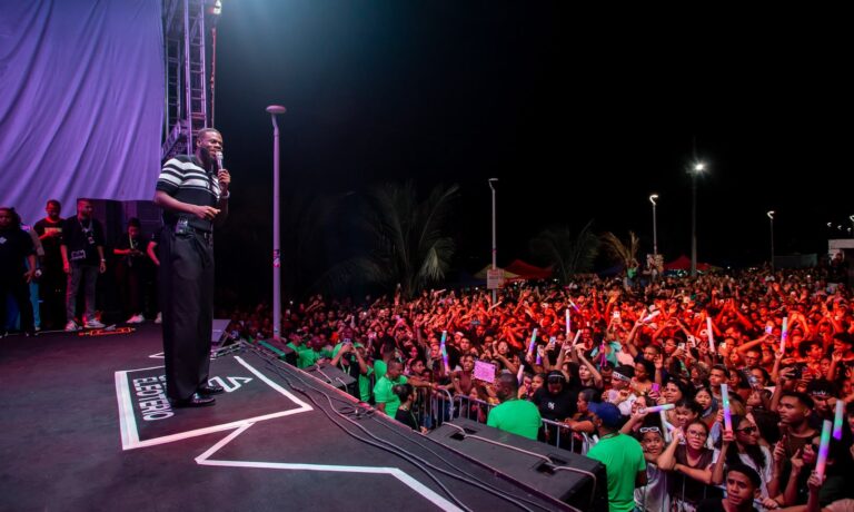 Mergulhados na Praça reúne público na Nova Orla de Praia Grande em Salvador