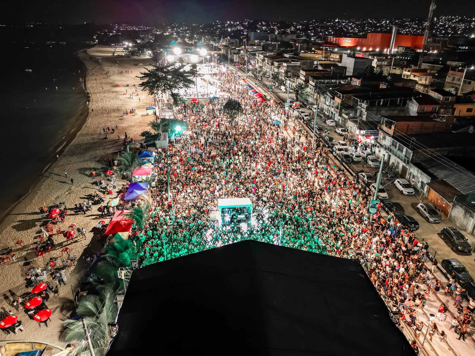 Mergulhados na Praça reúne público na Nova Orla de Praia Grande em Salvador