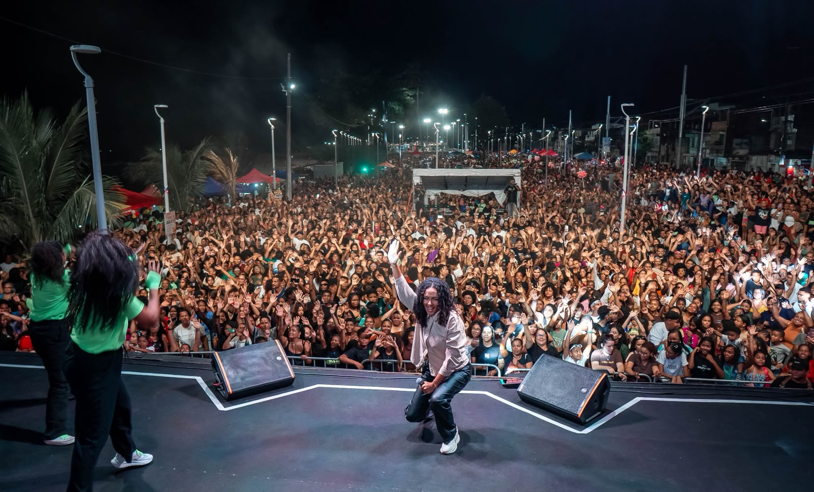 Mergulhados na Praça reúne público na Nova Orla de Praia Grande em Salvador