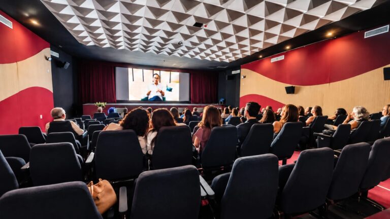 Celebração dos 13 anos do Hospital Dia da Holiste Psiquiatria, com exibição de documentário sobre experiências de cuidado em saúde mental em Salvador.