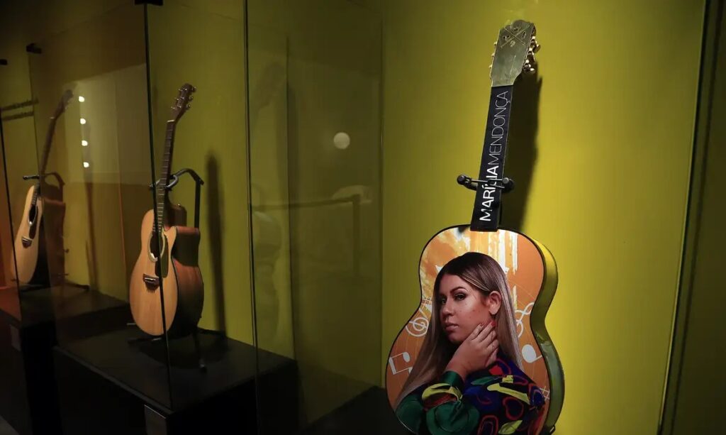 Marília Mendonça é homenageada em exposição no Museu da Imagem e do Som, em São Paulo, com objetos pessoais e registros de sua carreira
